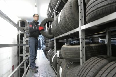 Entrepôts de pneus : l’INRS mesure un air très chargé et mise sur la ventilation